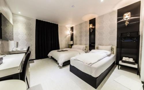 Ένα ή περισσότερα κρεβάτια σε δωμάτιο στο Gangdong Moon Boutique Hotel