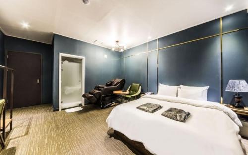 Ένα ή περισσότερα κρεβάτια σε δωμάτιο στο Gangdong Moon Boutique Hotel