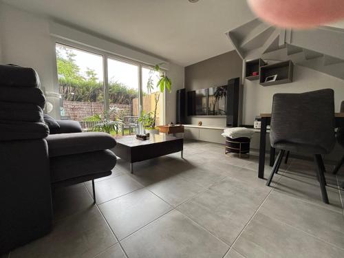 un salon avec un canapé et une table dans l'établissement Agustina, à La Celle-sous-Gouzon