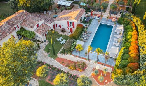 une vue aérienne d'une maison avec piscine dans l'établissement Mas de Cassiathea - Exceptional Property in Provence, à Bonnieux
