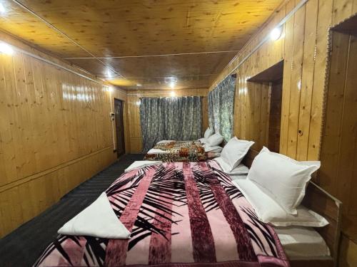Postel nebo postele na pokoji v ubytování Pahalgam Gateways