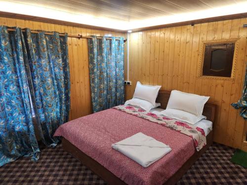 Postel nebo postele na pokoji v ubytování Pahalgam Gateways