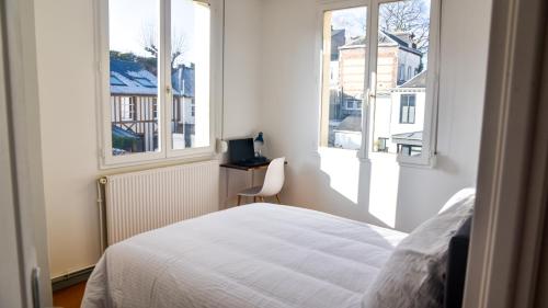 - une chambre avec un lit blanc et 2 fenêtres dans l'établissement Les Matelots Rouen Centre by MyFrenchPAT, à Rouen