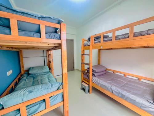 Ένα ή περισσότερα κρεβάτια σε δωμάτιο στο Canon Youth Hostel