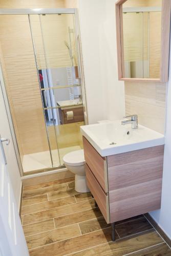 une salle de bain avec toilettes, lavabo et douche dans l'établissement Les Matelots Rouen Centre by MyFrenchPAT, à Rouen