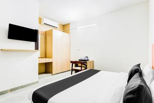 TV a/nebo společenská místnost v ubytování Super Hotel O Aravali Vihar Bhiwadi