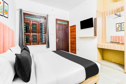 TV a/nebo společenská místnost v ubytování Super Hotel O Aravali Vihar Bhiwadi