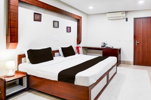 Postel nebo postele na pokoji v ubytování Townhouse Sector 122 Noida Formerly Hotel Zineb