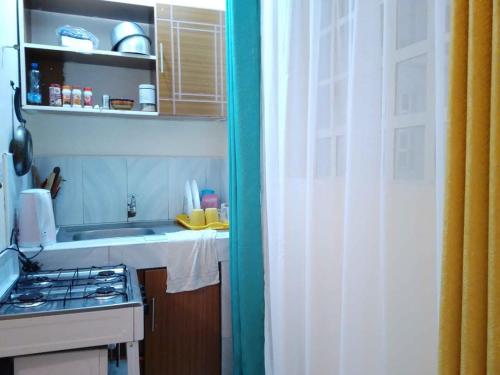 Kuchyň nebo kuchyňský kout v ubytování Essie towers accomodation