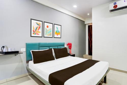 Postel nebo postele na pokoji v ubytování Super Hotel O Dindoli Surat