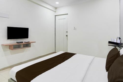 TV a/nebo společenská místnost v ubytování Super Hotel O Dindoli Surat