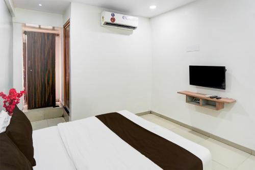 TV a/nebo společenská místnost v ubytování Super Hotel O Dindoli Surat