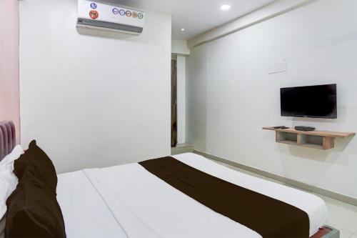 TV a/nebo společenská místnost v ubytování Super Hotel O Dindoli Surat
