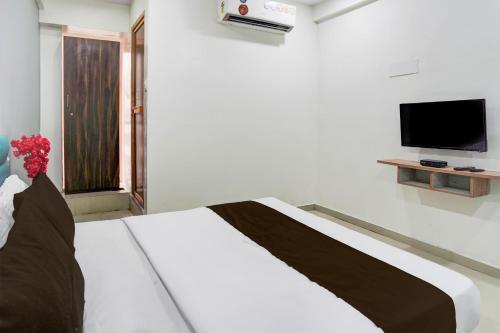 TV a/nebo společenská místnost v ubytování Super Hotel O Dindoli Surat