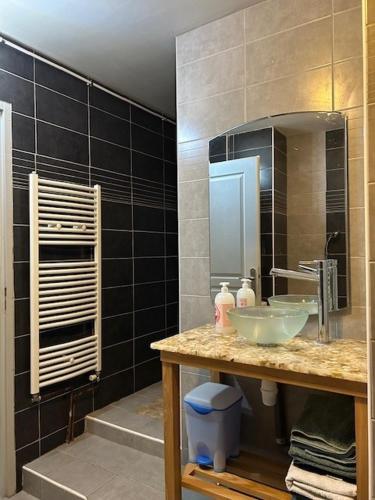 une salle de bain avec un lavabo et un miroir dans l'établissement Les Berges du Thiou Annecy Lac, à Annecy