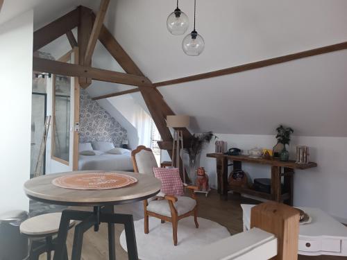 une pièce avec une table, des chaises et un lit dans l'établissement La Réserve, Suite et SPA, à Noyelles-sous-Bellonne