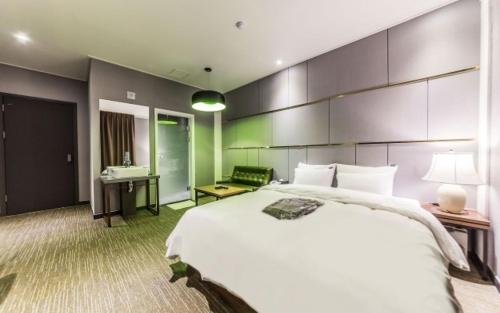 Ένα ή περισσότερα κρεβάτια σε δωμάτιο στο Gangdong Moon Boutique Hotel