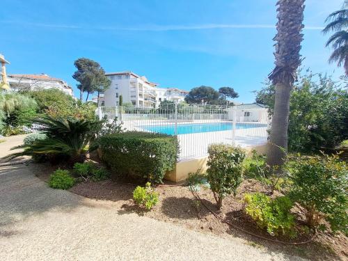 une piscine avec une clôture et des arbres et des plantes dans l'établissement Grand T3 avec Terrasse et Jardin, à Fréjus