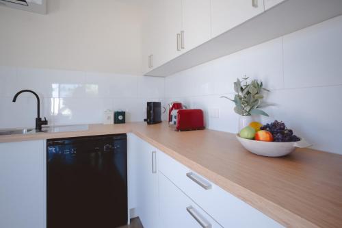 Dapur atau dapur kecil di Dolphin Guesthouse