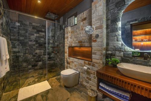 un bagno con lavandino, wc e doccia di Atha Resort a Sigiriya