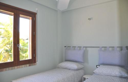 メンフィにあるHoliday Home Biancolillaの窓付きの部屋 ベッド2台