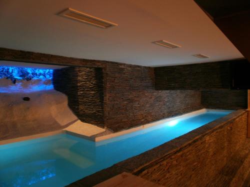 a swimming pool with a tub in a house at Residence Aqualiance in Valberg