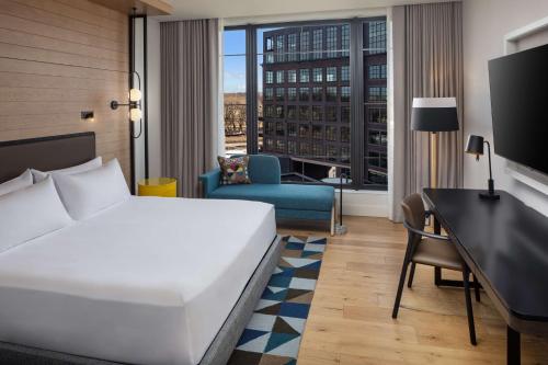 Katil atau katil-katil dalam bilik di Canopy By Hilton Sioux Falls Downtown