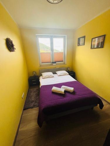 En eller flere senge i et værelse på Lawendowy Relax MountainAparts