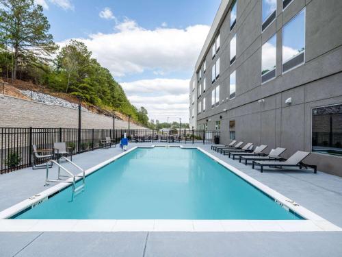 Kolam renang di atau dekat dengan La Quinta by Wyndham Chelsea Birmingham