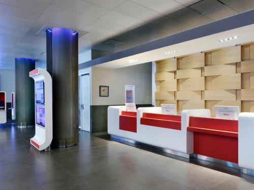a lobby with a check in counter and a check in desk at DoubleTree by Hilton Ottawa Downtown in Ottawa