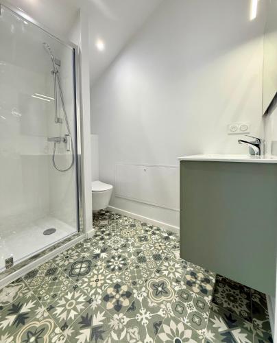 a bathroom with a shower and a sink at Jolie m'Home, Le Puy du Fou, 15 pers, 7 ch, 5 sde, 5 wc in Mauléon