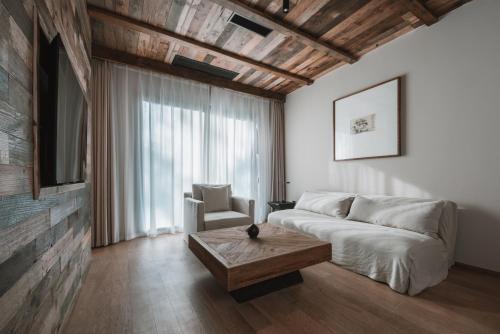 a living room with a couch and a coffee table at YunXi ChanYi Hot Spring Hotel in Emeishan