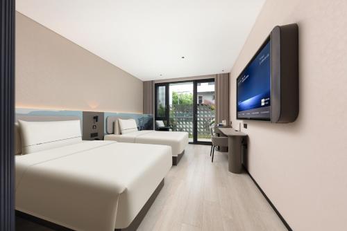 A bed or beds in a room at Atour Light Hotel Kunming Tongde Square Baiyun Road