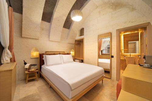 Letto o letti in una camera di Zafora Cave Suites Hotel Cappadocia