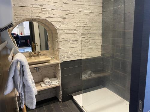 une salle de bain avec douche et lavabo dans l'établissement Studio cosy en centre d'Ajaccio, à Ajaccio