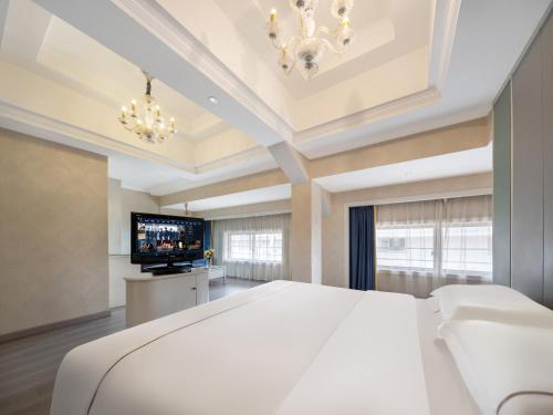 Una cama o camas en una habitación de Yiwu Yunjing Hotel