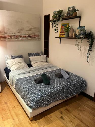 - une chambre avec un lit doté de deux mitaines dans l'établissement Luxury studio, à Bois-Colombes