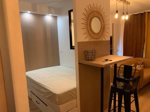a small room with a bed and a small table at Studio moderne in Pau