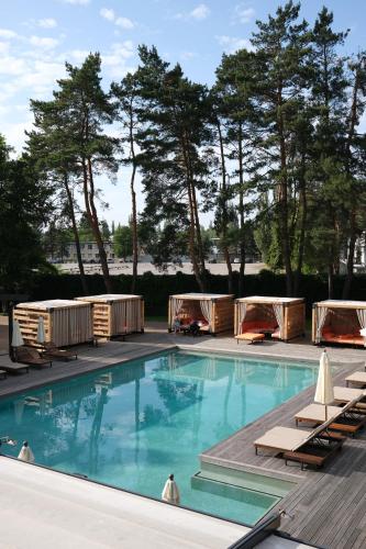 Bazén v ubytování DOM hotel nebo v jeho okolí