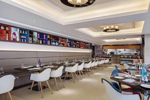 Ο χώρος του lounge ή του μπαρ στο Zone By The Park , Bani Park Jaipur