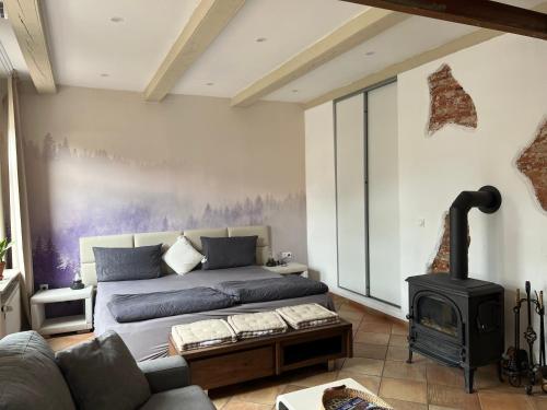 a living room with a bed and a fireplace at Kaptainshuus Apartment B in Leer