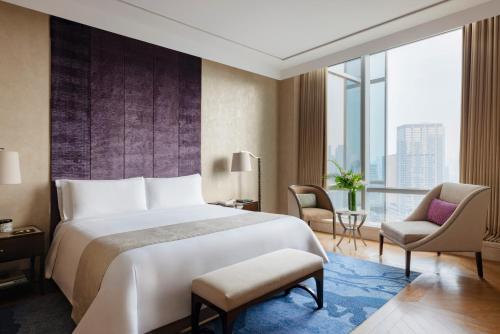 Rúm í herbergi á Raffles Jakarta