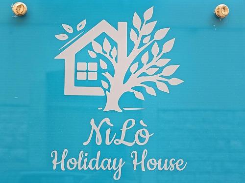 a sign for a holiday house with a tree at Nilò holiday house in Molfetta