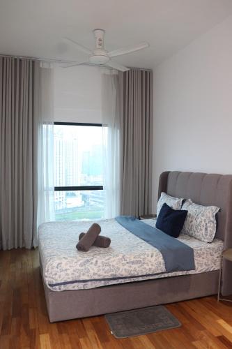 a bed with a teddy bear on it in a bedroom at Reizz Residence by Perkasa Suites in Batu Empat