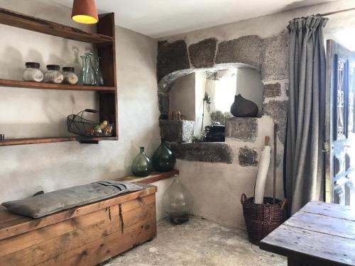 Kuchyň nebo kuchyňský kout v ubytování Chambres et Tables d'hôtes - Les Ateliers de Pontajou - Pèlerin navette gratuite à Saugues