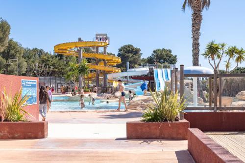 - un parc aquatique avec une piscine et un toboggan dans l'établissement Family's Dream P16 La Marina, à Canet