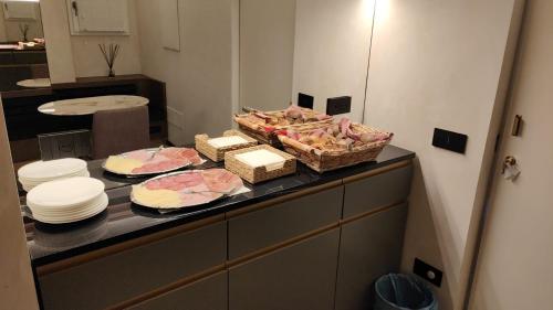 un buffet con piatti di cibo su un tavolo di Arts & Crafts Luxury Suites a Firenze