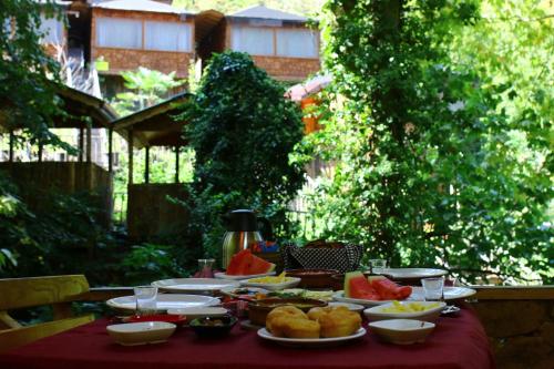 a table with plates of food on top of it at Karaaslan Kamping Tesisleri in Kazandere