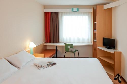 Postel nebo postele na pokoji v ubytování ibis Berlin City Potsdamer Platz