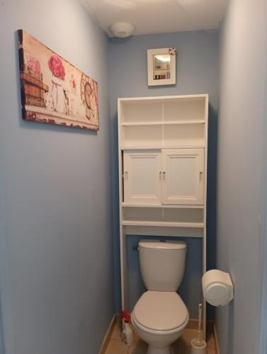 une salle de bain avec des toilettes blanches dans une chambre dans l'établissement Maison 3 étoiles près des plages 3 chambres, à Saint-Hilaire-de-Riez